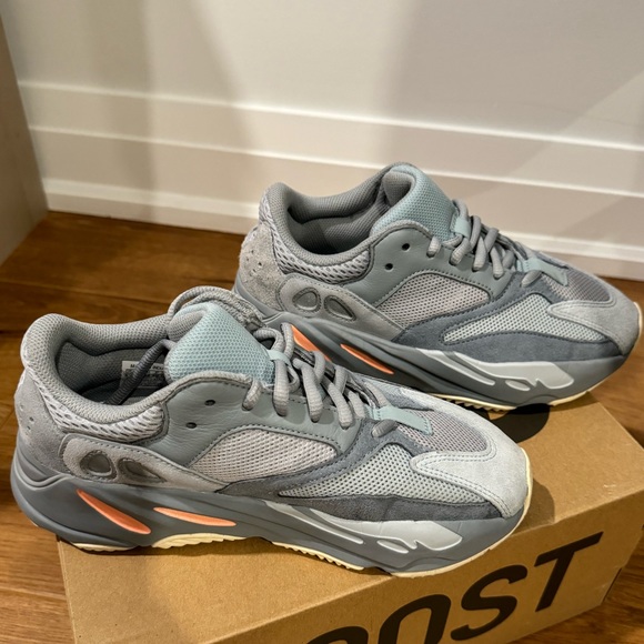 Adidas Yeezy Boost 700 - Picture 4 of 9